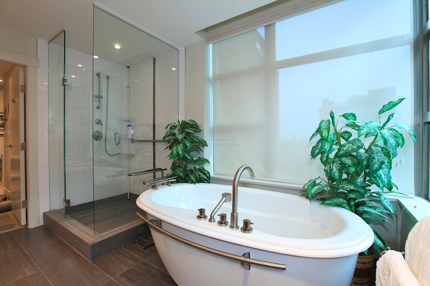 Listing Image of 1303 - 3335 Cypress Pl